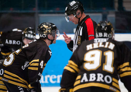 Oscar Steen, AIK, får en tillsägelse utav Sören Persson,