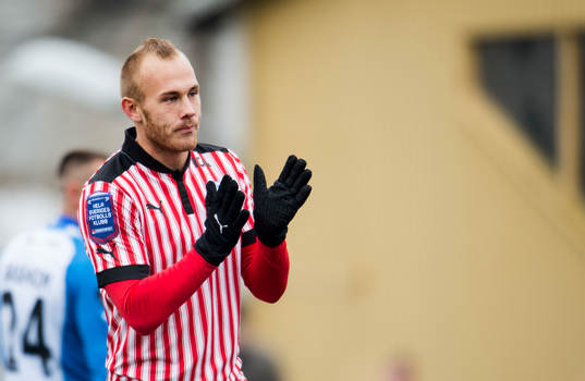 Magnus Eriksson, Malmö FF, applåderar Simon Thern