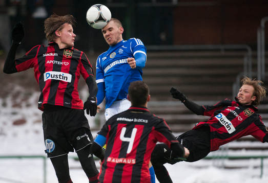 Marcus Danielson,  GIF Sundsvall, i luftduell med Victor