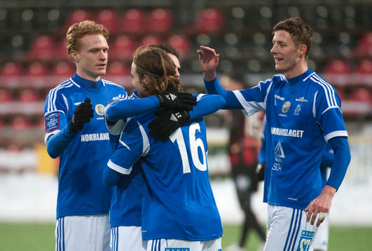 Simon Helg, GIF Sundsvall, blir omkramad