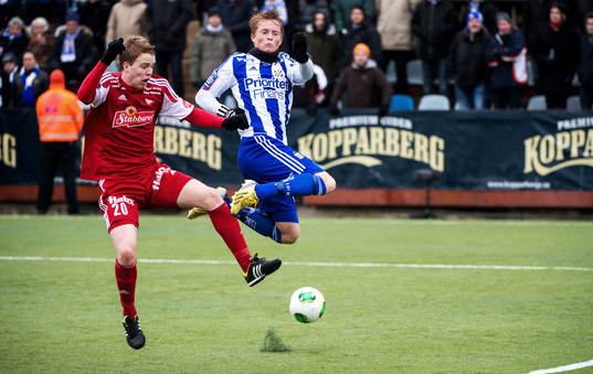 Kamp om bollen mellan Håvard Åsheim, Fredrikstad, och Sam