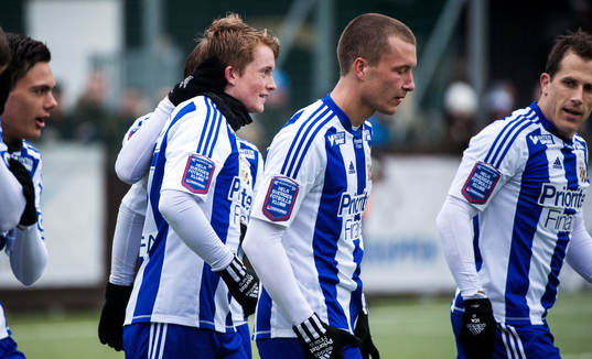 Sam Larsson, IFK Göteborg, gratuleras av laget