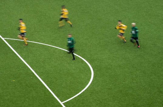 Spelarna springer på planen
