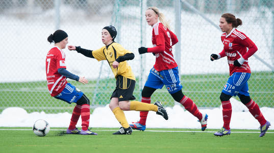 En liten kille mot tre tjejer
