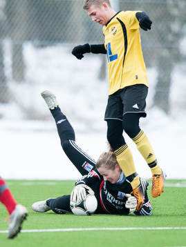 Målvakt räddar framför anstormande forward