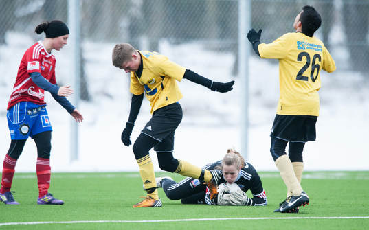 Målvakt greppar bollen framför forwards