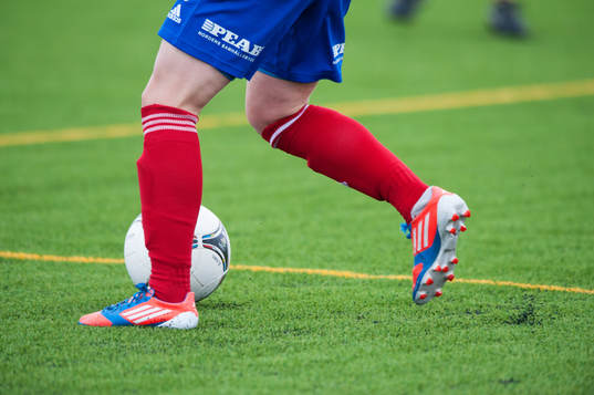 Konstgräs, fot, boll, fotbollsskor