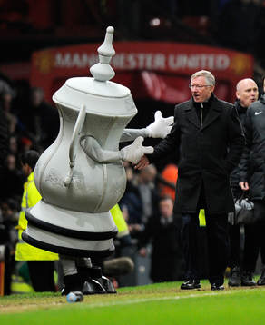 Sir Alex Ferguson et la mascotte de la FA Cup    -