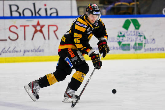 Oscar Möller i Skellefteå AIK med pucken