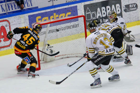 Oscar Möller i Skellefteå AIK gör 1-0 mot Solna AIK