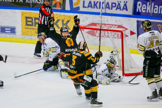 Oscar Möller gör mål mot Solna AIK. Jublar