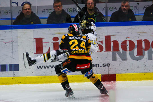 Skellefteå AIKs Oscar Lindberg tacklar Daniel Josefsson i