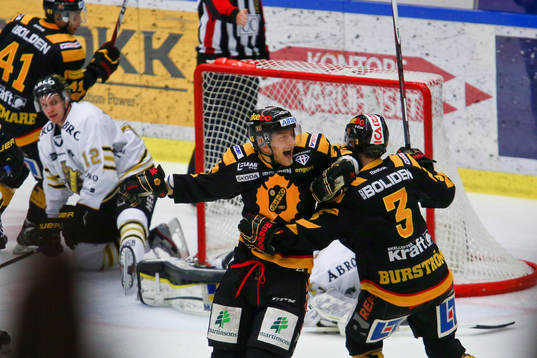 Oscar Möller gör mål mot Solna AIK. Jublar