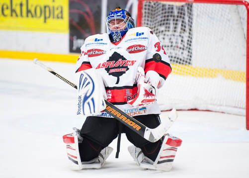 Joni Puurula, målvakt, Asplöven fick en puck på masken