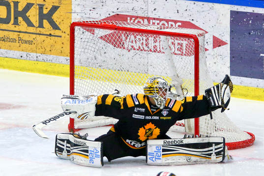 Målvakten Markus Svensson i Skellefteå räddar ett skott