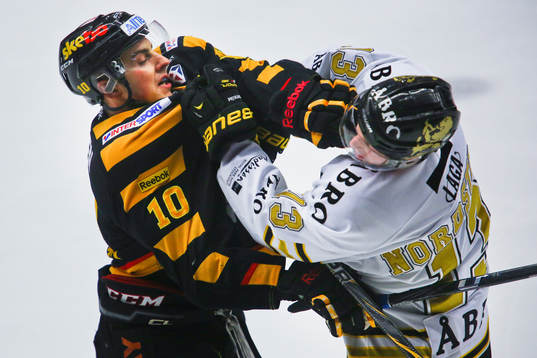 Joakim Lindström i Skellefteå i gruff med AIKs Joakim