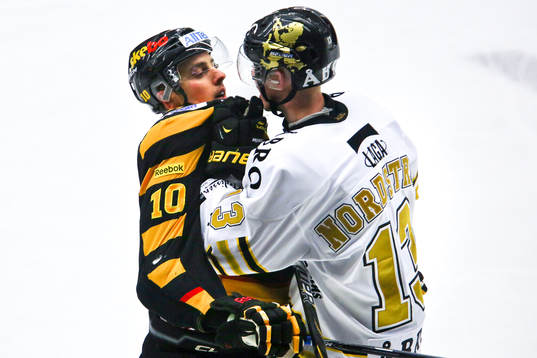 Joakim Lindström i Skellefteå i gruff med AIKs Joakim