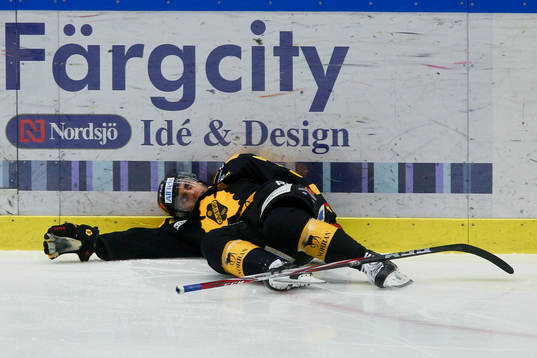 Skellefteås Pierre Edouard Bellemare blev tacklad sent av