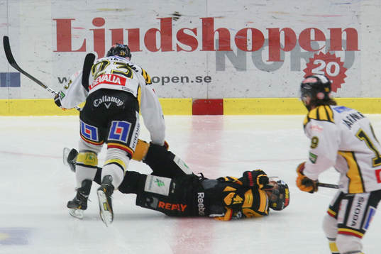 Skellefteås Pierre Edouard Bellemare blev tacklad sent av