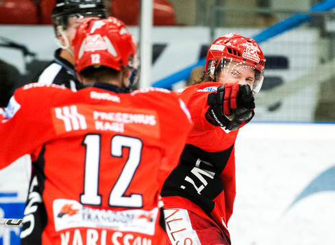 Johan Berggren, Almtuna, som precis gjort 1-0,  pekar och
