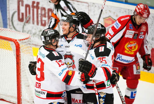 Alexander Bergström, Malmö, kramas om av lagkamraterna