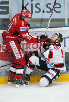 Mattias Persson, Malmö, får en smäll av Fredrik