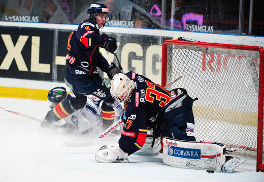 Chet Pickard, målvakt, Djurgården, stoppar pucken. I
