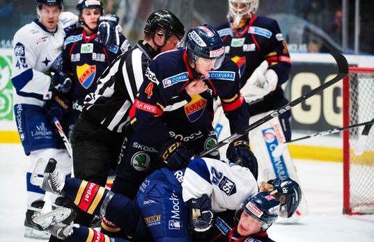 Elias Granath, Djurgården, trycker till Patrik Borén,