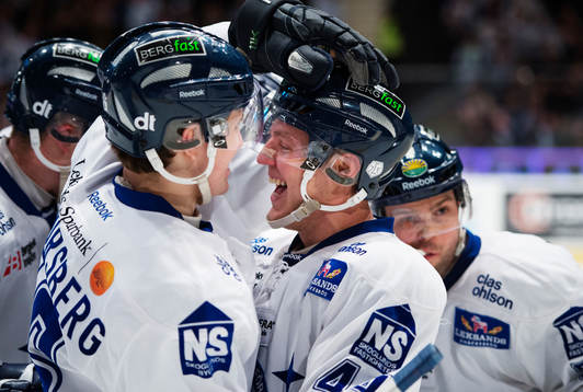 Jacob Blomqvist, Leksand, gratuleras till sitt 1-2-mål