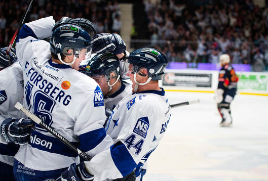 Jacob Blomqvist, Leksand, gratuleras till sitt 1-2-mål