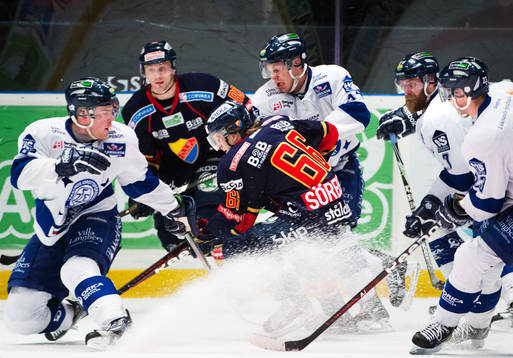 Marcus Sörensen, Djurgården, är omringad av