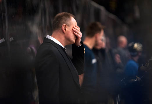 Anders Eldebrink, tränare, AIK, gömmer ansiktet i handen