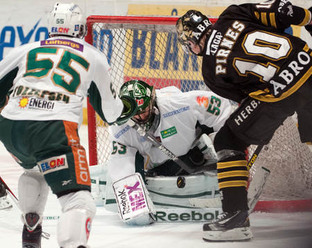 Esa Pirnes, AIK, försöker få in pucken bakom Fredrik