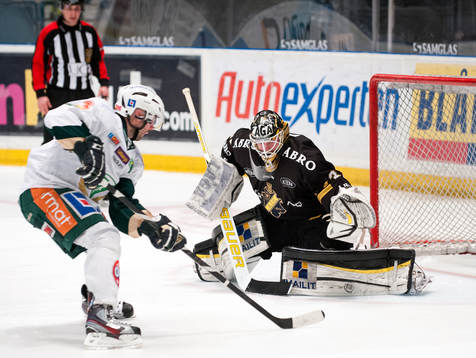 Daniel Larsson, Målvakt, AIK, på väg att rädda sista