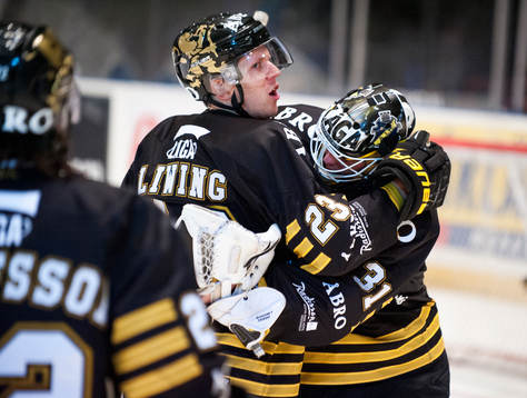 Daniel Larsson, Målvakt, blir omkramad av Jonas Liwing, AIK