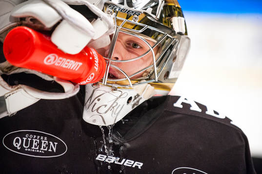 Niklas Lundström, Målvakt, AIK dricker vatten