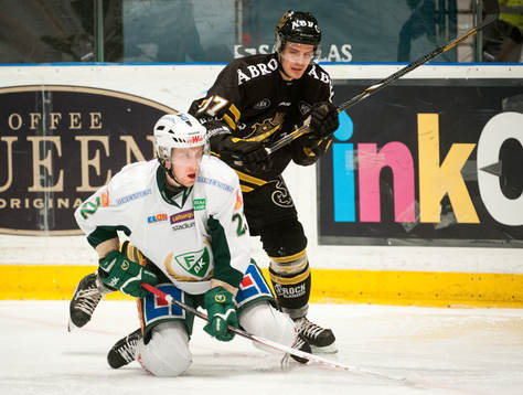 Per Åslund, Färjestad, och Stefan Johansson, AIK, i duell