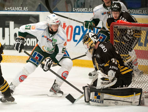 Rickard Wallin, Färjestad, försöker göra mål på