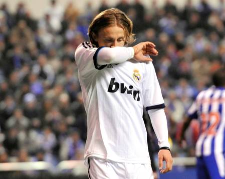 Luka Modric leaving pitch for substitution - Deportivo La