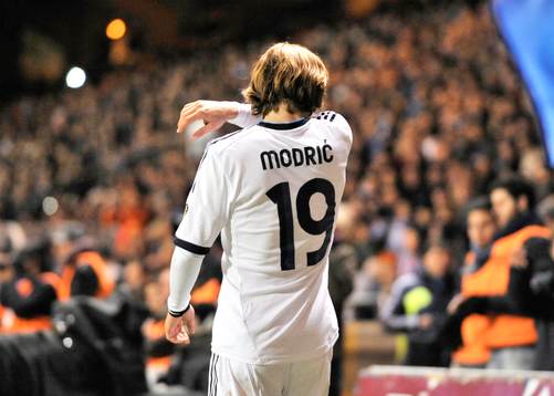 Luka Modric leaving pitch for substitution - Deportivo La