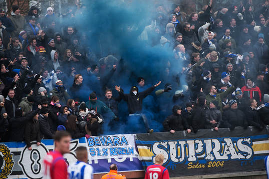 IFK Göteborgs supportrar tänder en bengal när laget gör