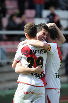 celebration goal player Rayo Vallecano defense Amat (13)