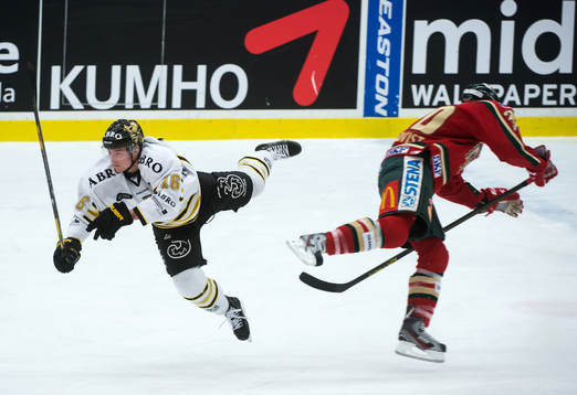 Tobias Viklund, AIK, åker på en åktur av Joel Lundqvist,