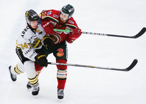 Dick Axelsson, Frölunda, trycker till Patric Blomdahl, AIK