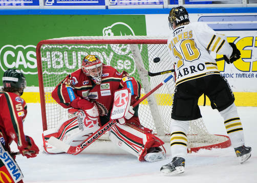 Jonas Liwing, AIK, gör 4-2 bakom Julius Hudacek, målvakt
