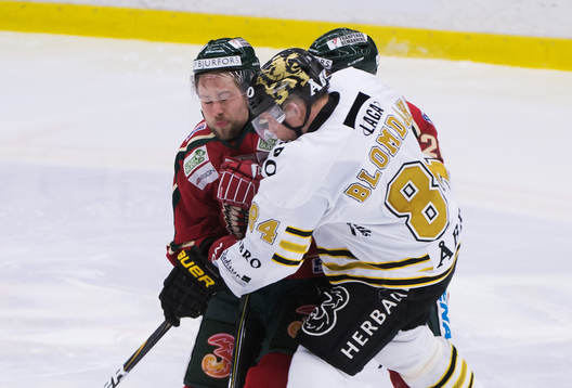 Dick Axelsson, Frölunda, trycker till Patric Blomdahl, AIK