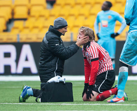 Skadad, Emil Forsberg, Malmö, läkare kollar i ögonen