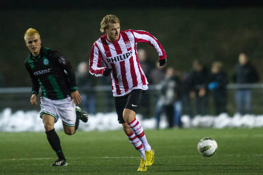 EINDHOVEN - Ola Toivonen speelt met de beloften tegen jong