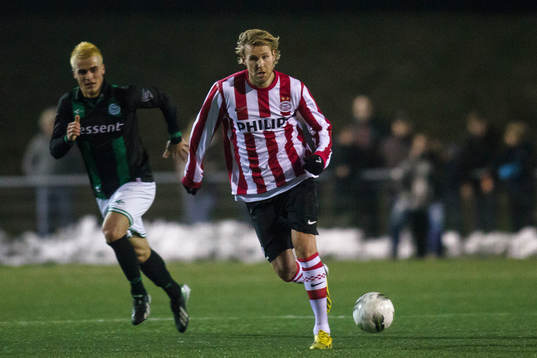 EINDHOVEN - Ola Toivonen speelt met de beloften tegen jong