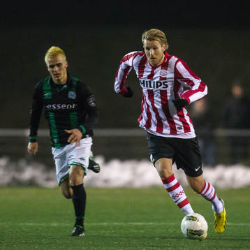 EINDHOVEN - Ola Toivonen speelt met de beloften tegen jong
